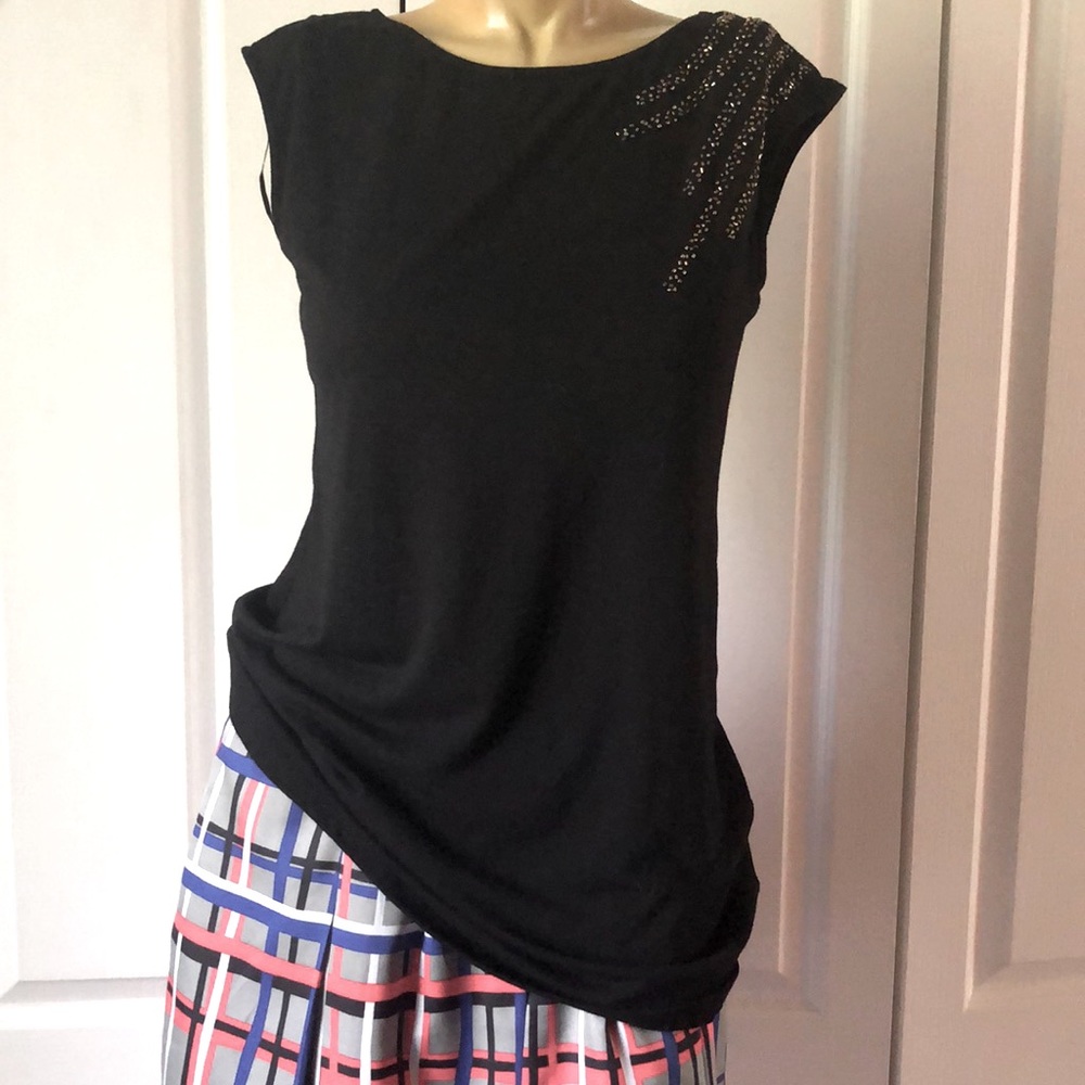3/$20🎉 Black t-shirt with details on the left arm